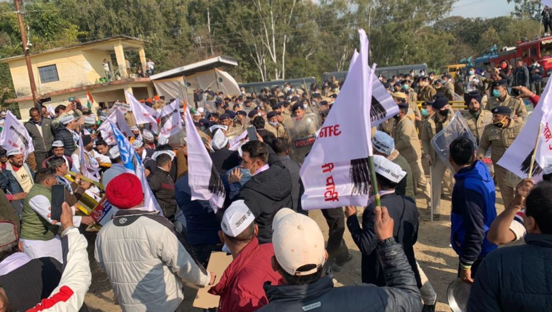 AAP workers clash with Himachal Pradesh Police