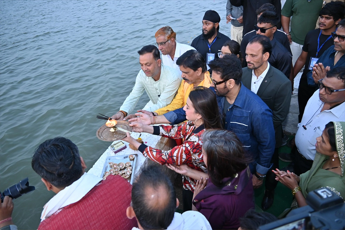 MLA Rajendra Mandloi inaugurates Pro Panja League Mega Matches at Narmada River with Shephali Tiwari, Parvinn Dabass, and Preeti Jhangiani. A ‘puja’ was held for blessings.