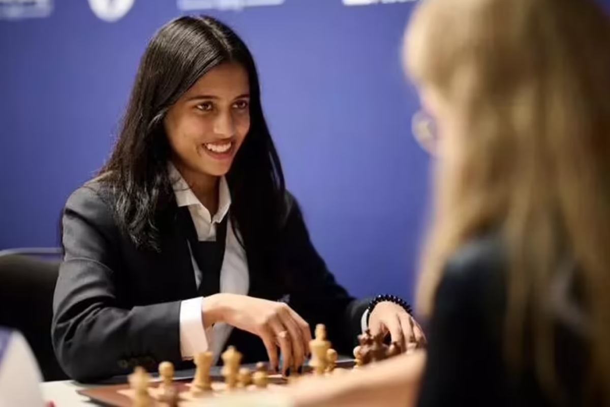 Divya Deshmukh Defeats World No. 1 Hou Yifan in Blitz Semifinal